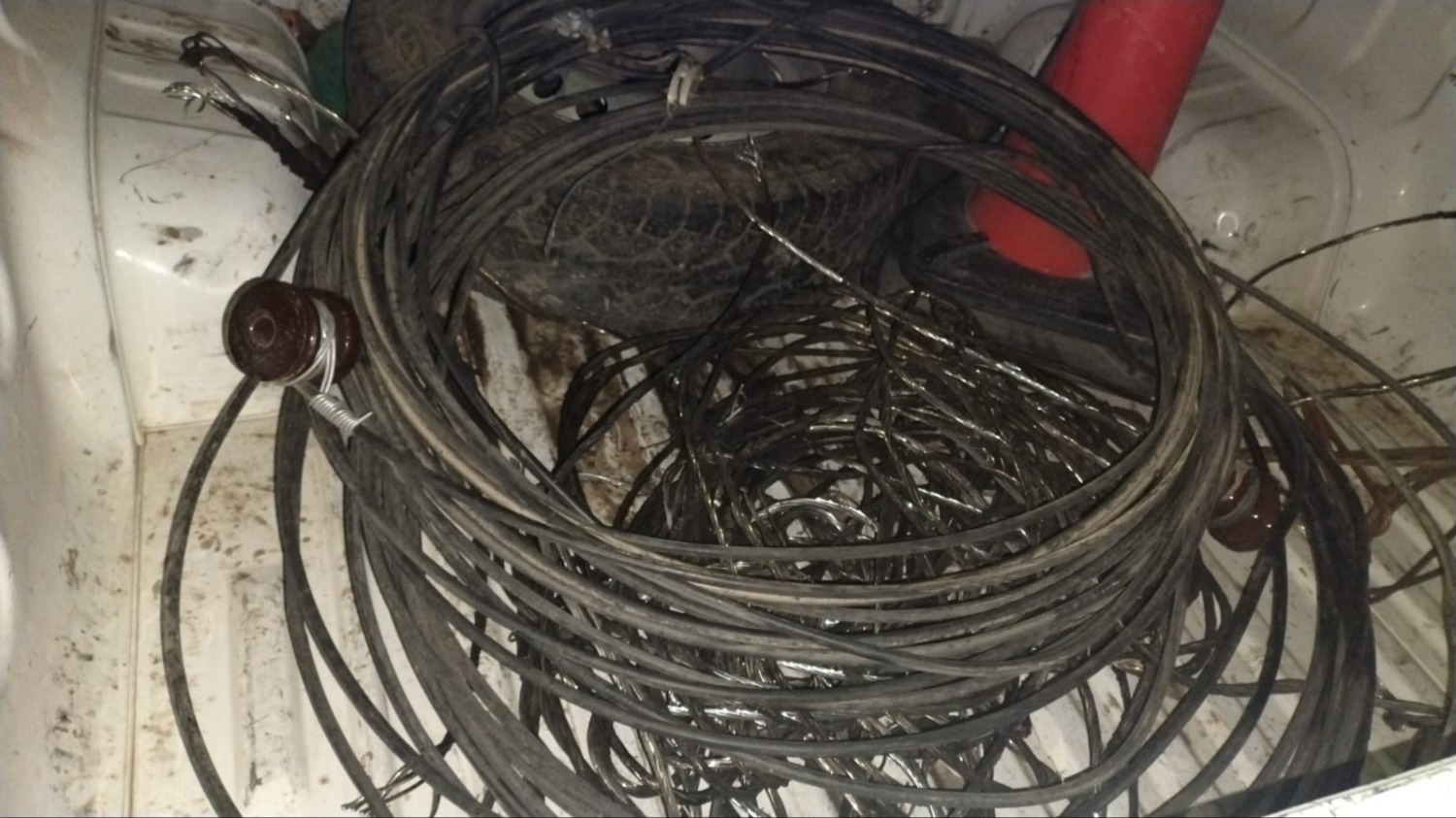 Lo vieron cargando cables, corrió y terminó demorado por la Policía