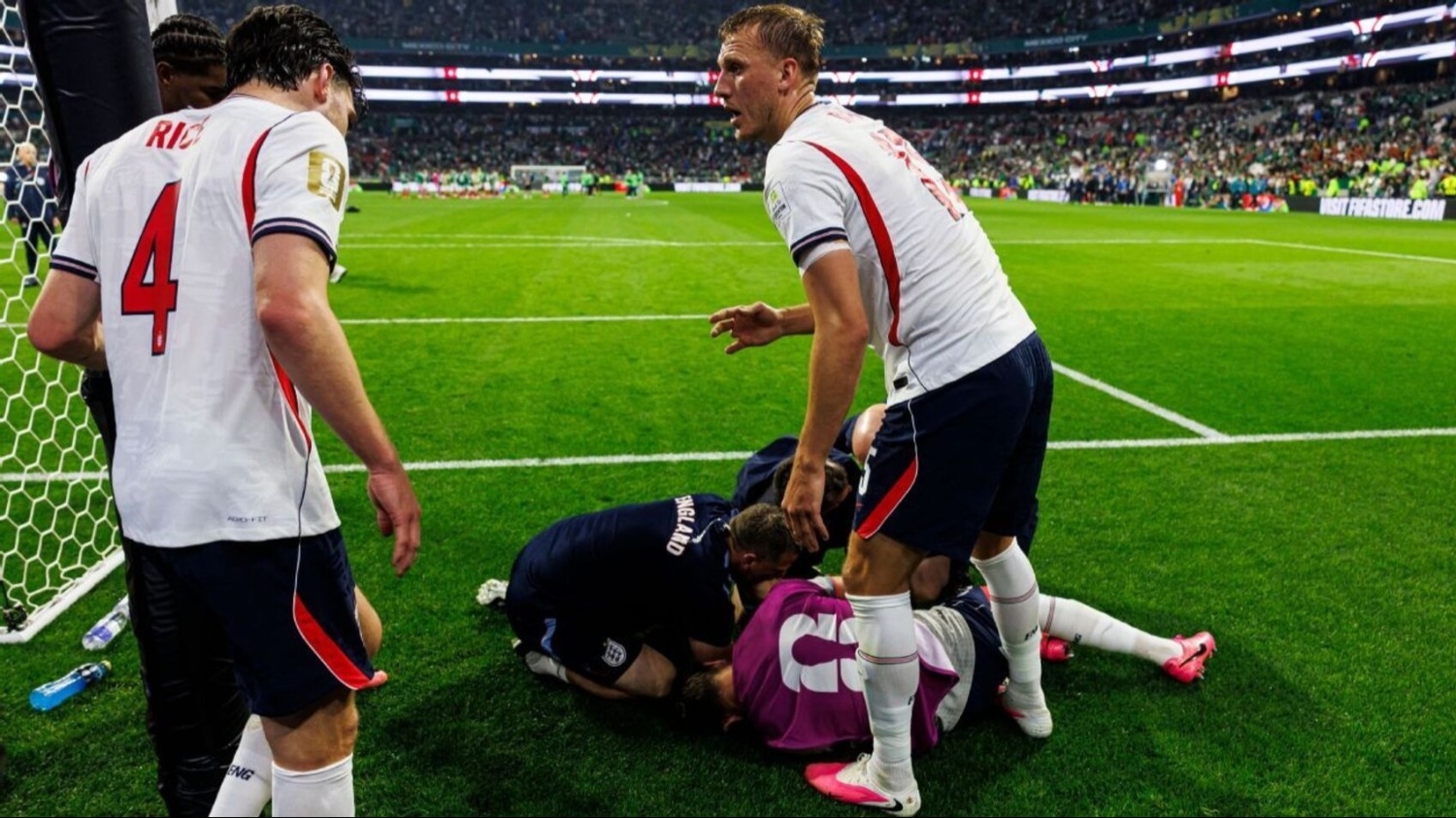 Henderson festejó el pase de Inglaterra, chocó con un cartel y salió en camilla