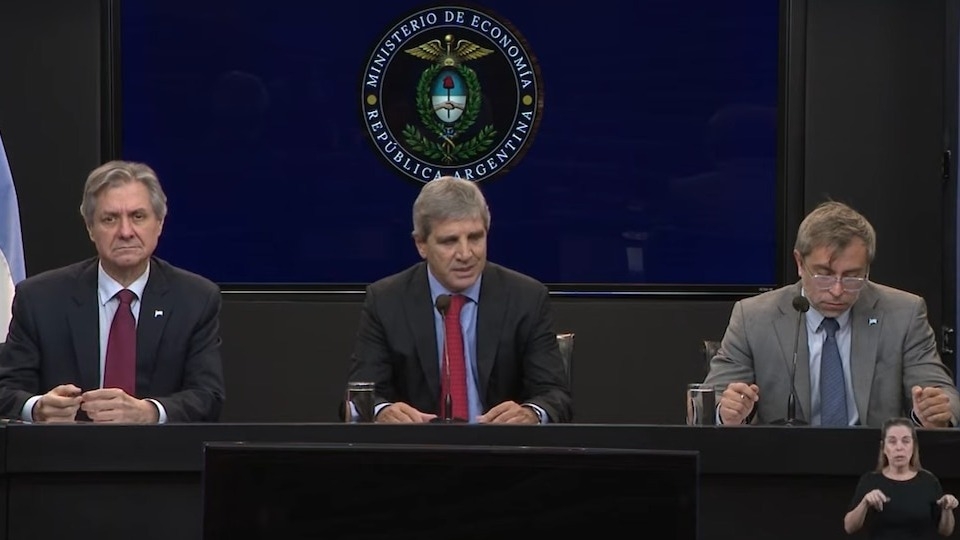 Caputo explicó cómo cubrirá la deuda hasta 2027 sin emisión descontrolada