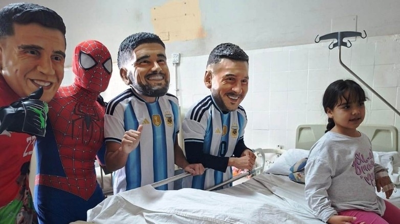 Messi, De Paul y el Dibu visitaron a los niños internados del Marcial Quiroga