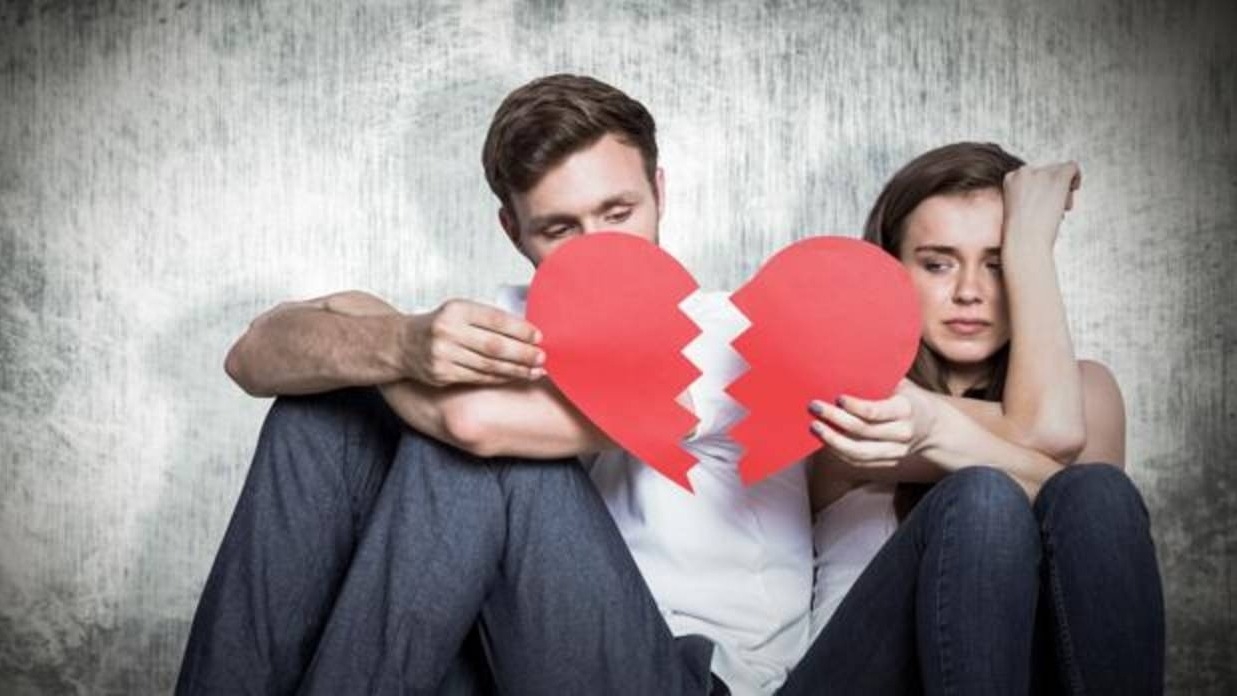 Quién es el famoso que se enteró por redes sociales que su novia le fue infiel