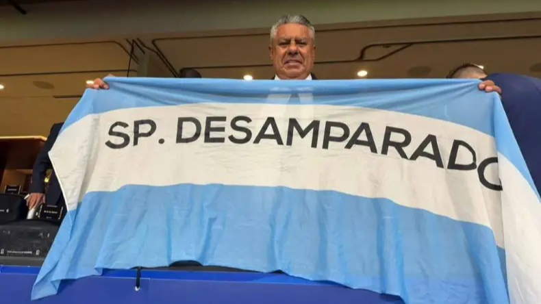 Chiqui Tapia posó con una bandera de Desamparados en el Mundial 