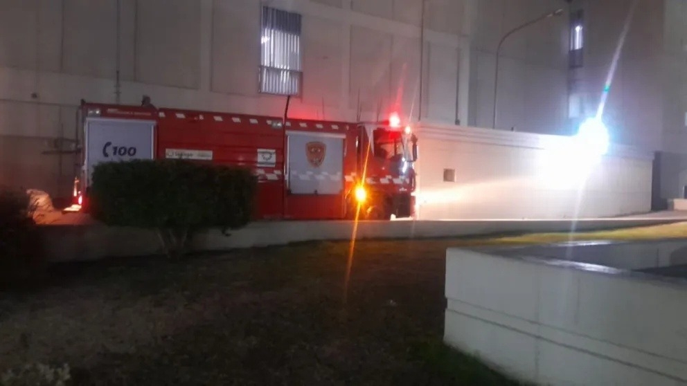 Evacuaron parte del Hospital Rawson por una explosión y principio de incendio