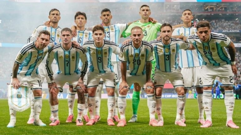 El gesto especial de Messi con sus compañeros tras la agónica victoria