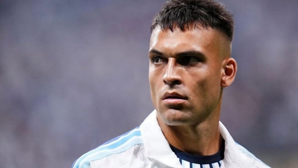 Estampita de la Virgen y cinta contra la envidia, los amuletos de Lautaro
