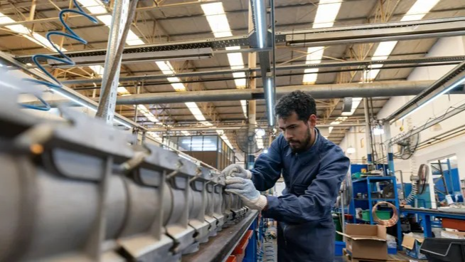 Textiles, maquinaria y autos empujaron la baja de la industria en mayo