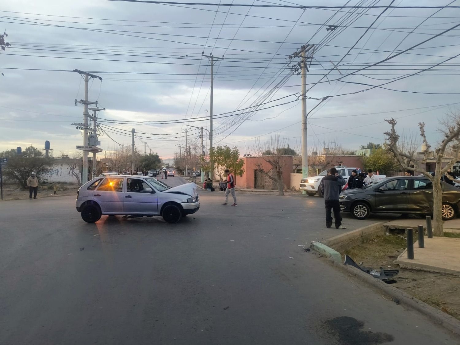 Dos mujeres atropelladas por un violento choque entre un Cronos y un Gol 