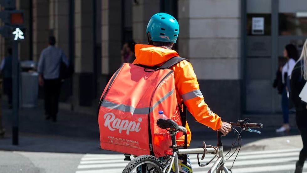 Un estudio revela que la informalidad y la “uberización” laboral crecen en el país a ritmo acelerado