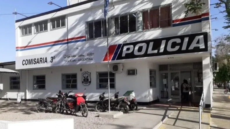 Hirió a un agente con agua caliente y escupió sangre a otro