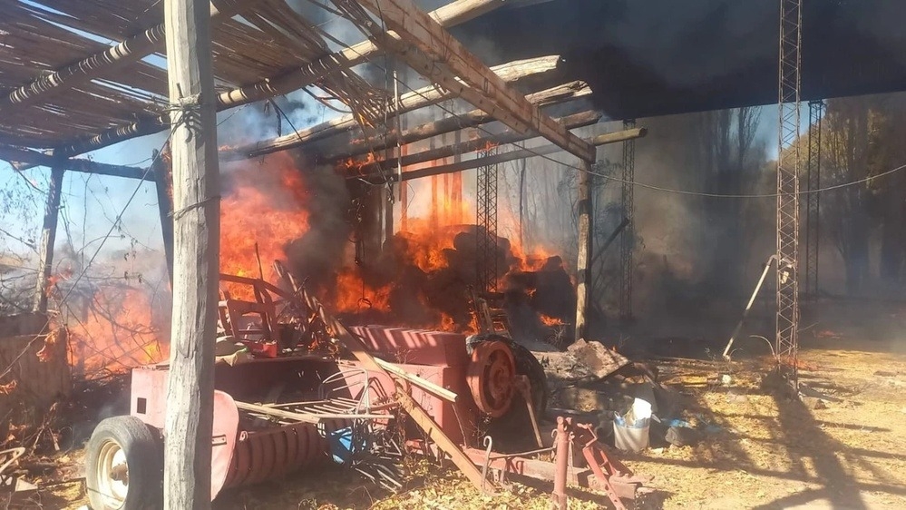 Un voraz incendio en Pocito fue sofocado por tres dotaciones de bomberos