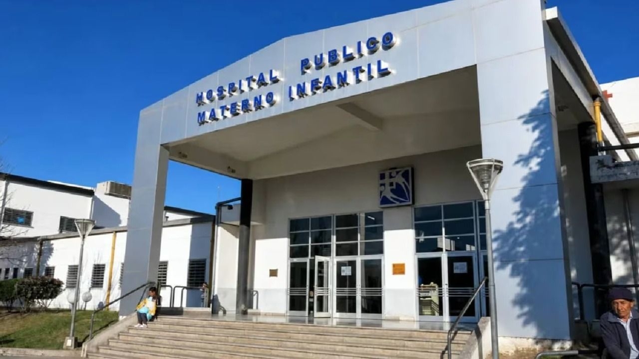 Acusan a dos médicos de llevar equipos de un hospital público a una clínica privada