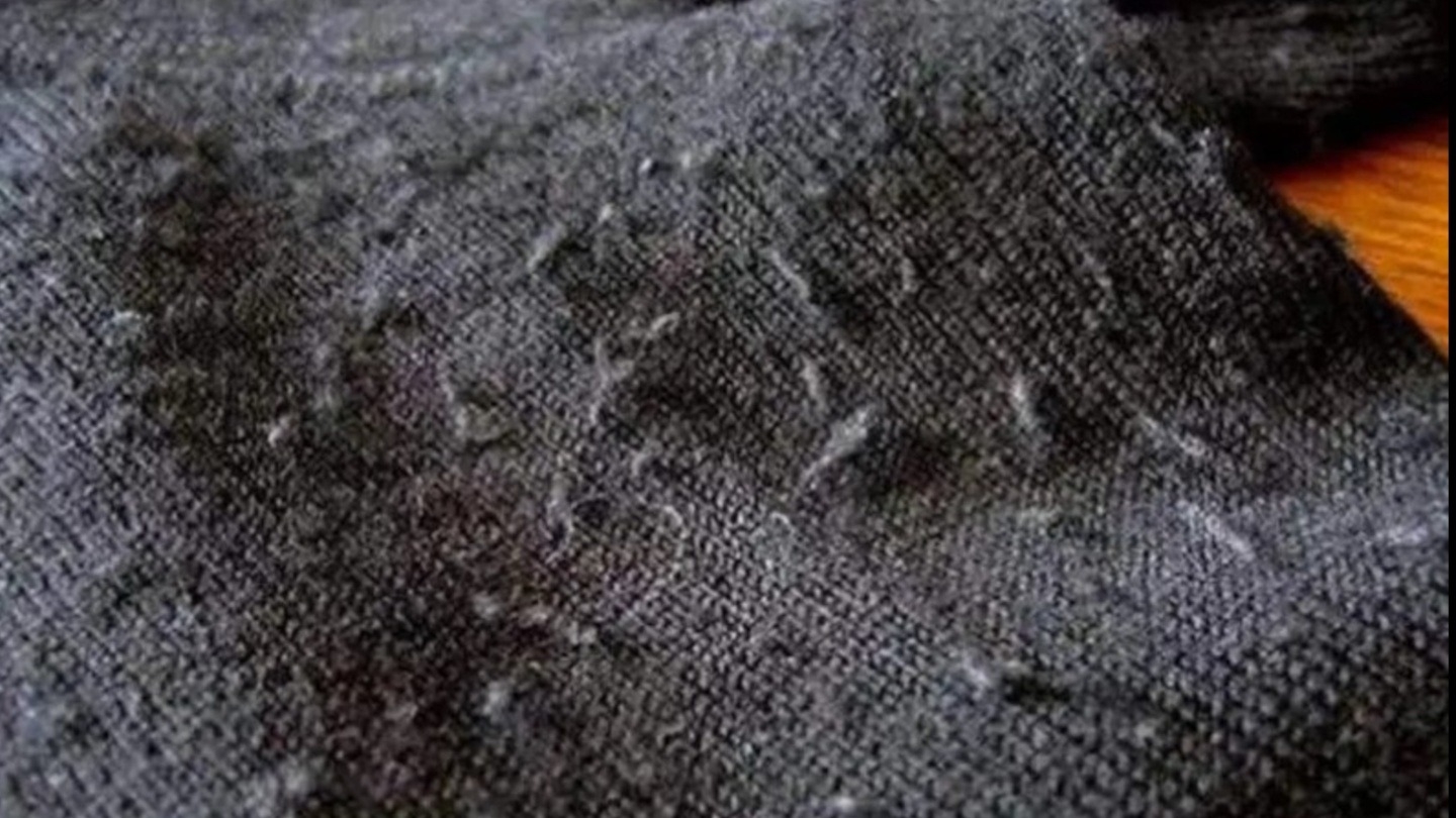 El método infalible para quitar las pelotitas de la ropa y dejarla como nueva