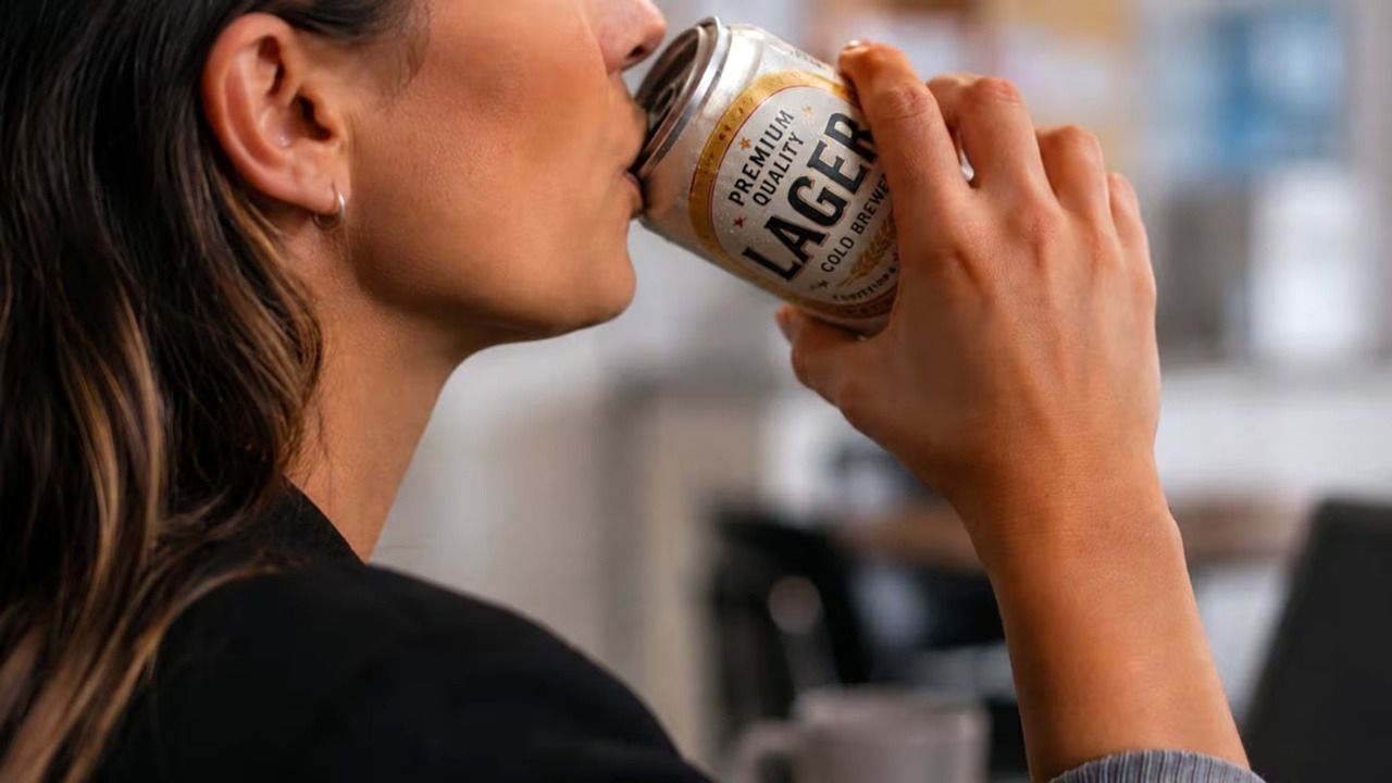 La despidieron por tomar una cerveza en su descanso y la Justicia falló a su favor