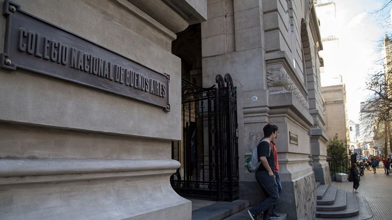 Denuncian a alumnos por crear y vender fotos de compañeras desnudas con IA