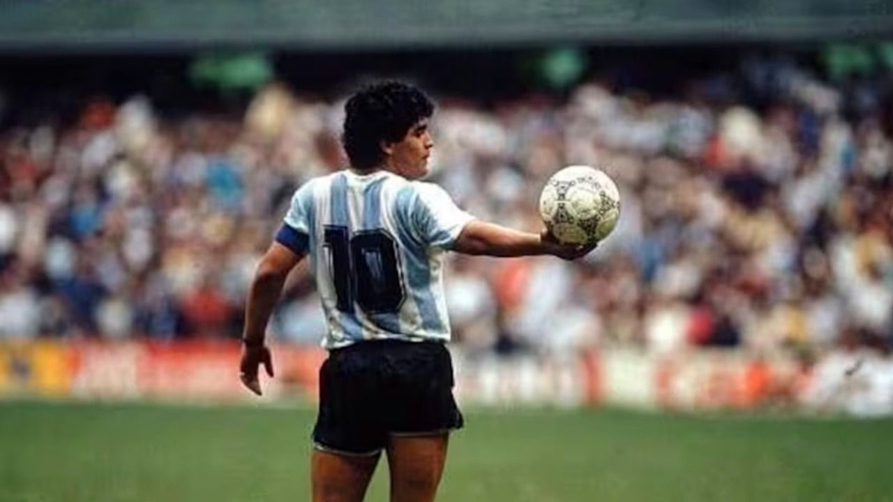 Subastan la pelota de los dos goles de Maradona a Inglaterra en el Mundial del 86'