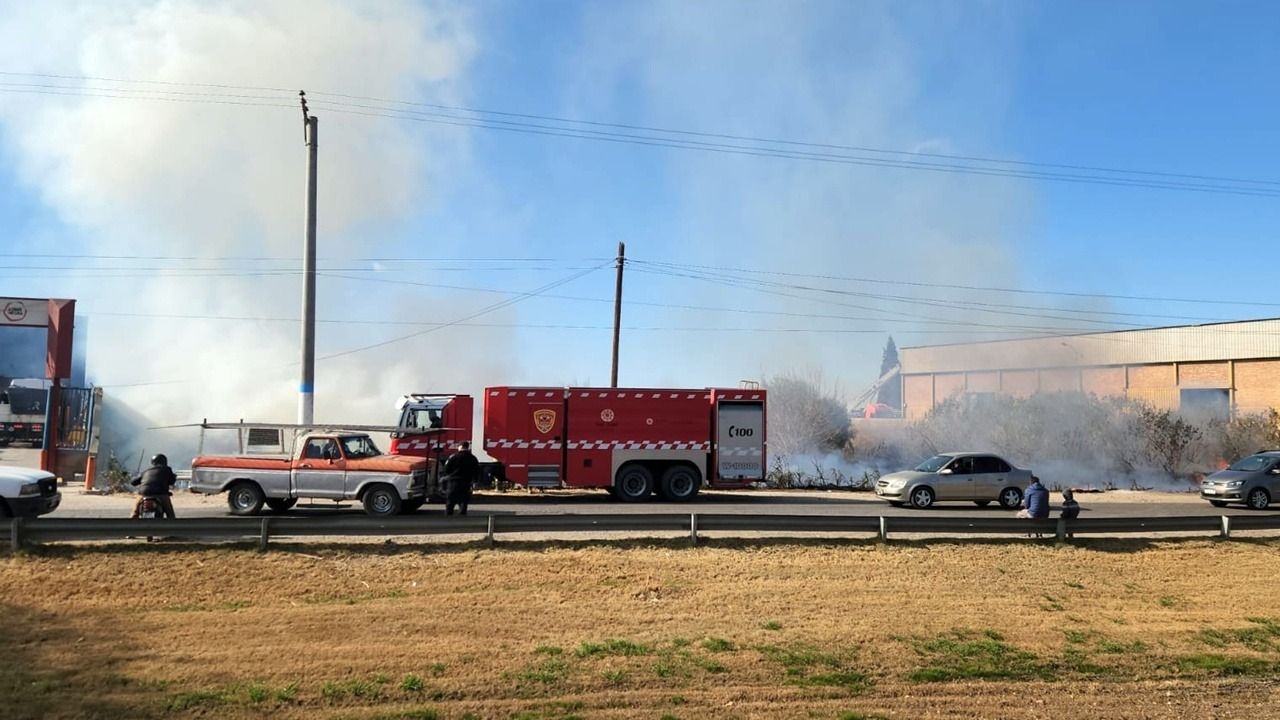 Bomberos controlaron un gran incendio en un descampado sobre la Ruta 40