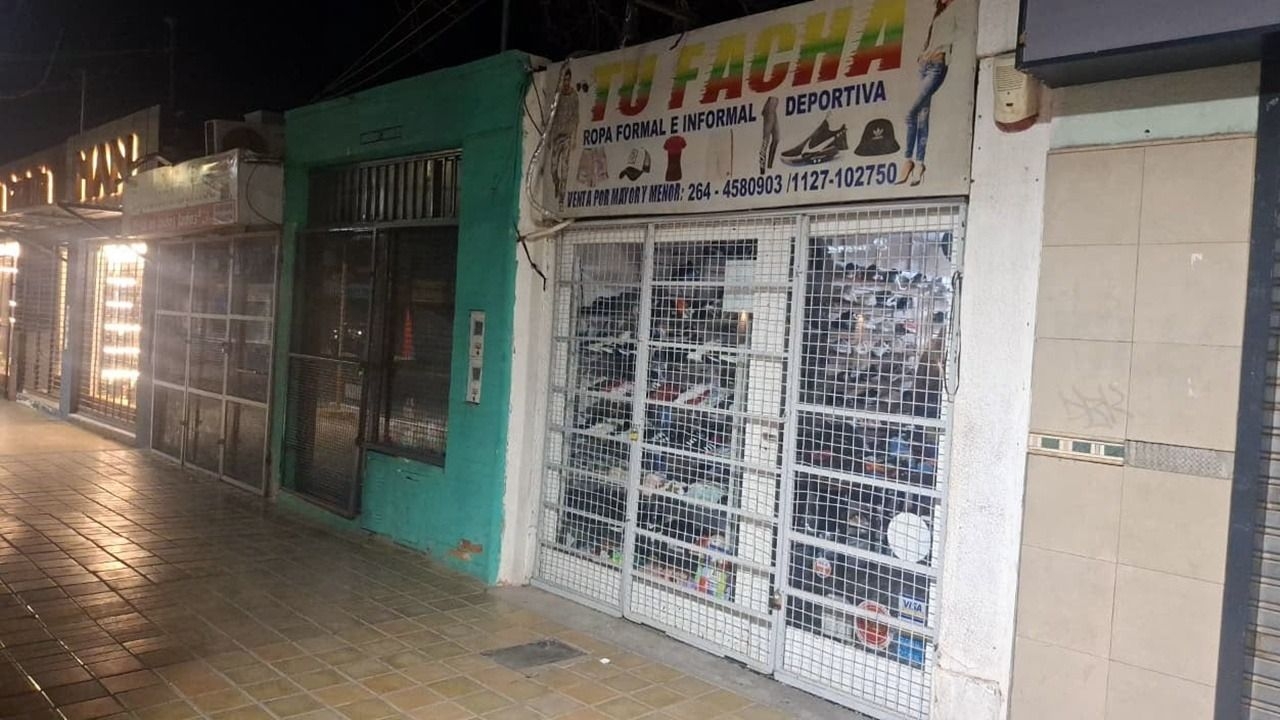 Intentó robar en un local de Rawson y fue detenido con una tijera entre sus prendas