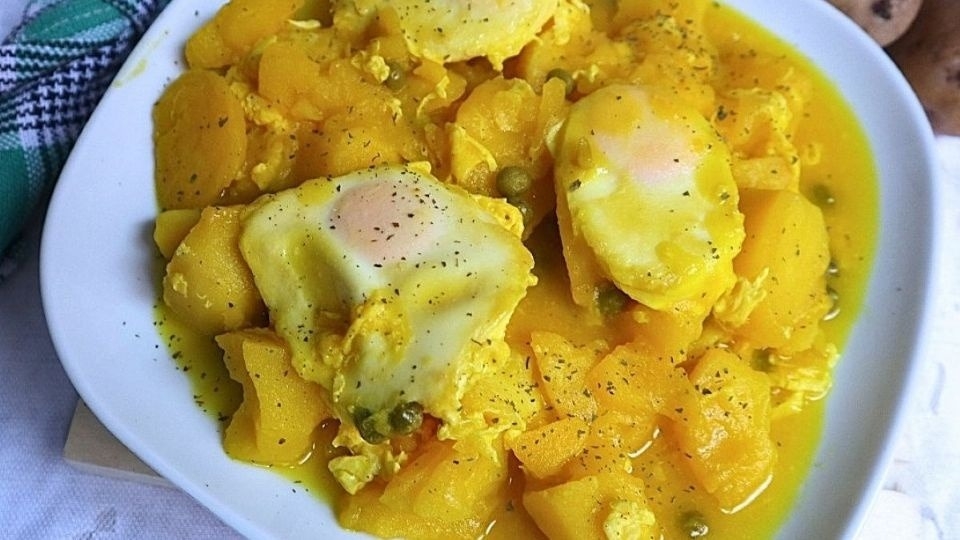 La receta española de papas con huevo ideal para los dias de frio
