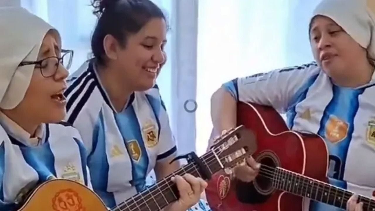 Unas monjas alentaron a la Selección cantando "La cuarta estrella"