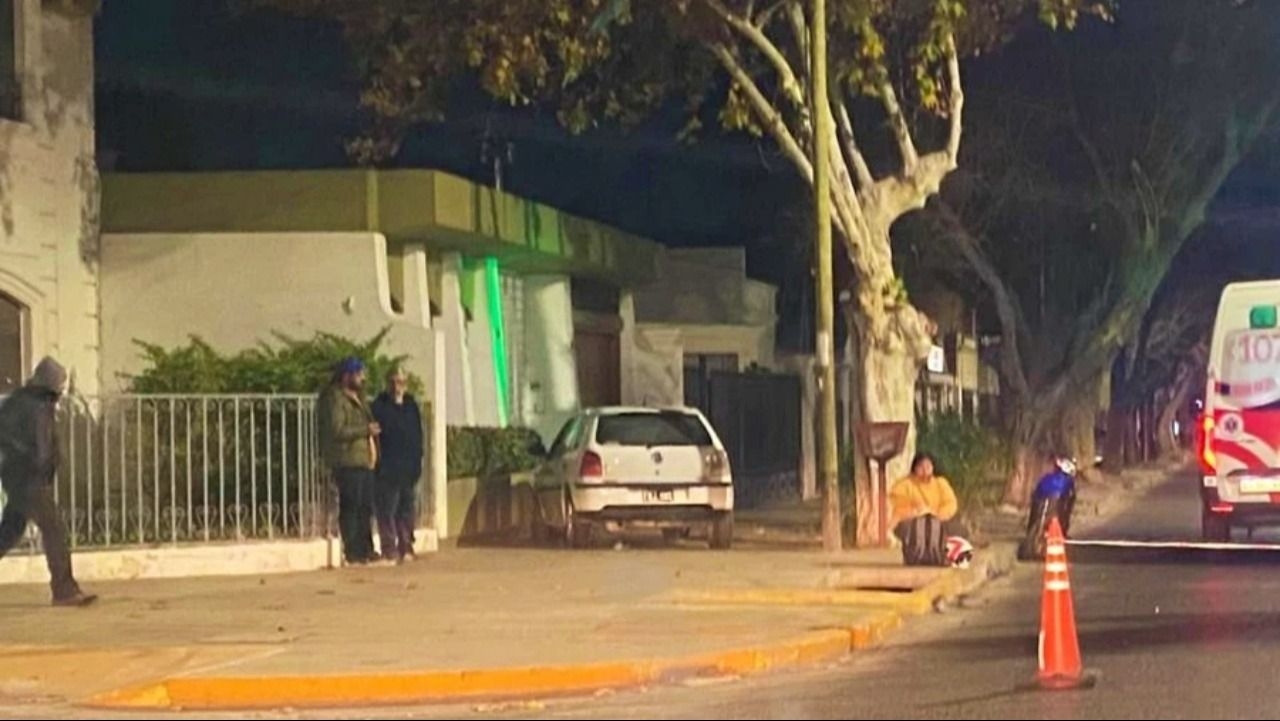 Fuerte choque en pleno centro terminó con un auto sobre la vereda