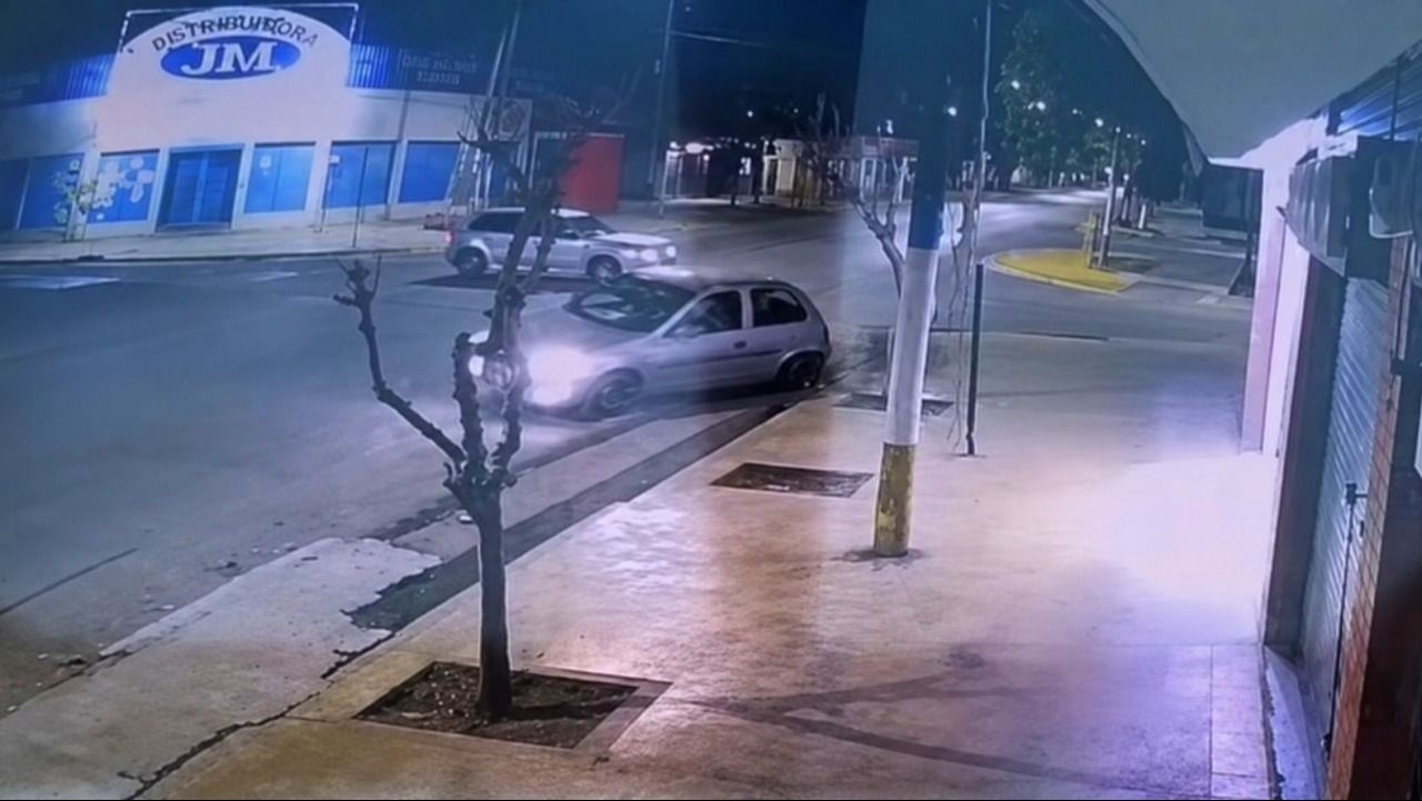 Buscan a un conductor que chocó a tres jóvenes en un auto y escapó