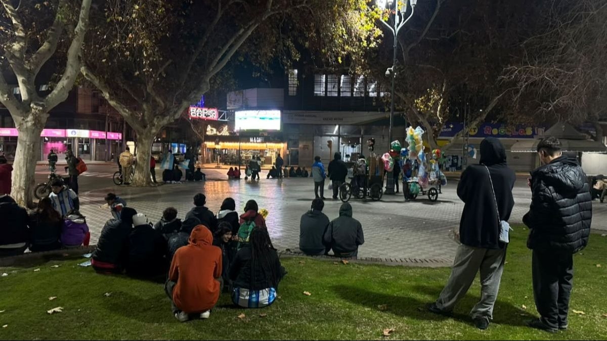 Los sanjuaninos desafiaron el frío y alentaron a la Selección en la plaza 25