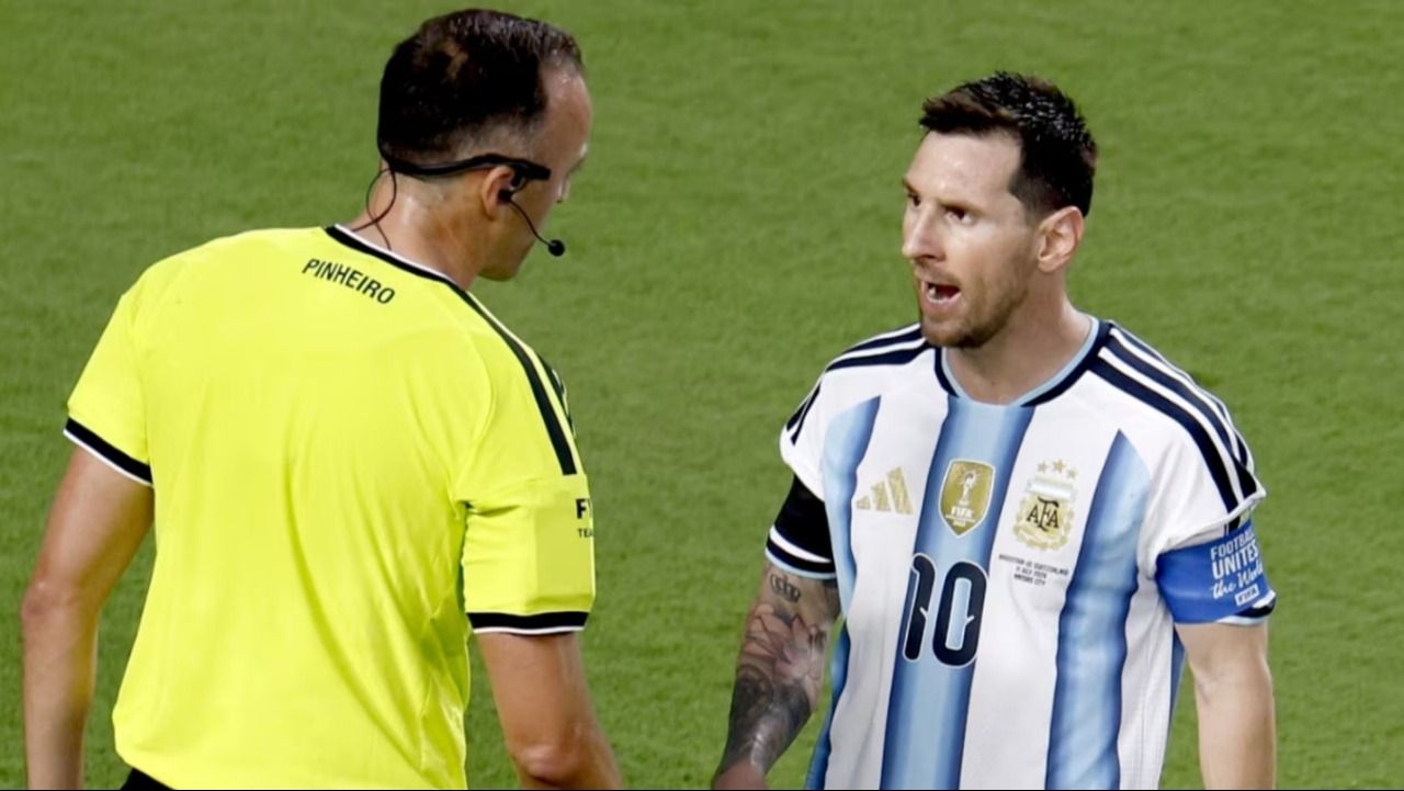 El fuerte cruce de Messi con el árbitro en pleno partido: "A mí hablame bien"