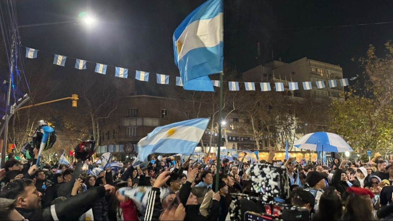 Euforia y alegría en la Plaza 25 de Mayo tras el pase a semis de la Argentina en el Mundial
