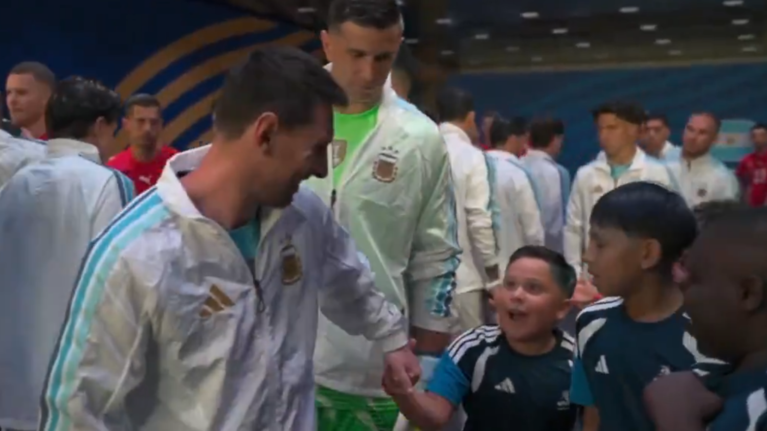 El emotivo gesto de Messi con un niño antes del partido ante Suiza