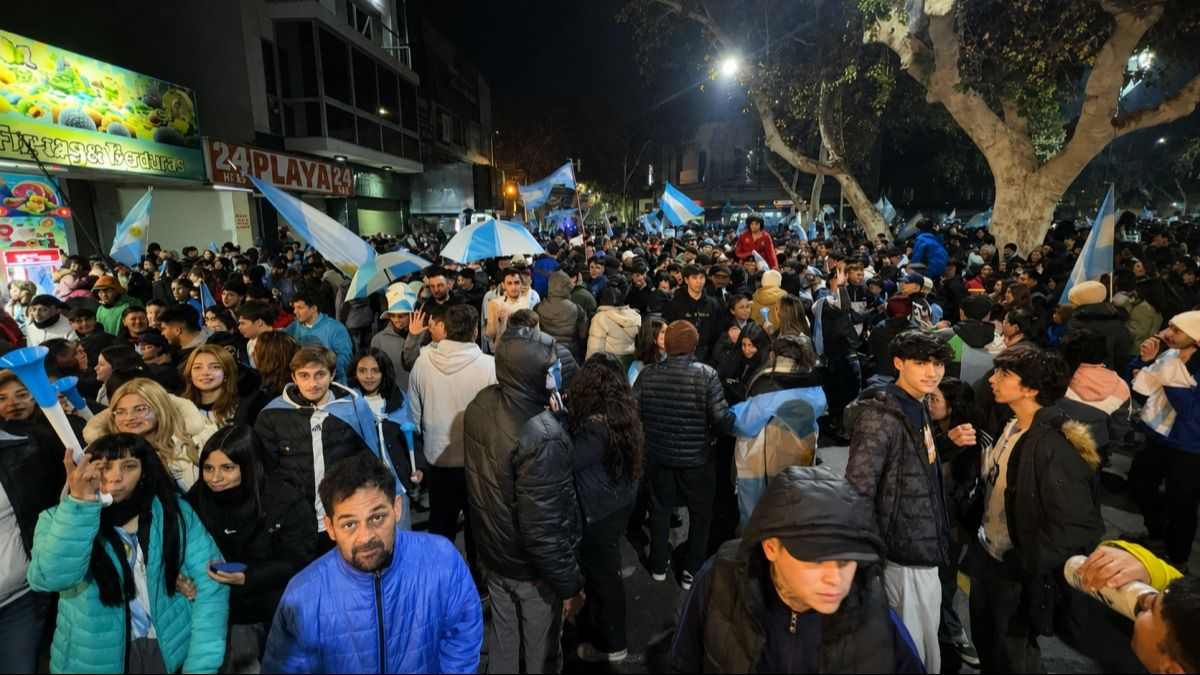 “Ganarle a los ingleses”, el pedido de los sanjuaninos en la Plaza 25