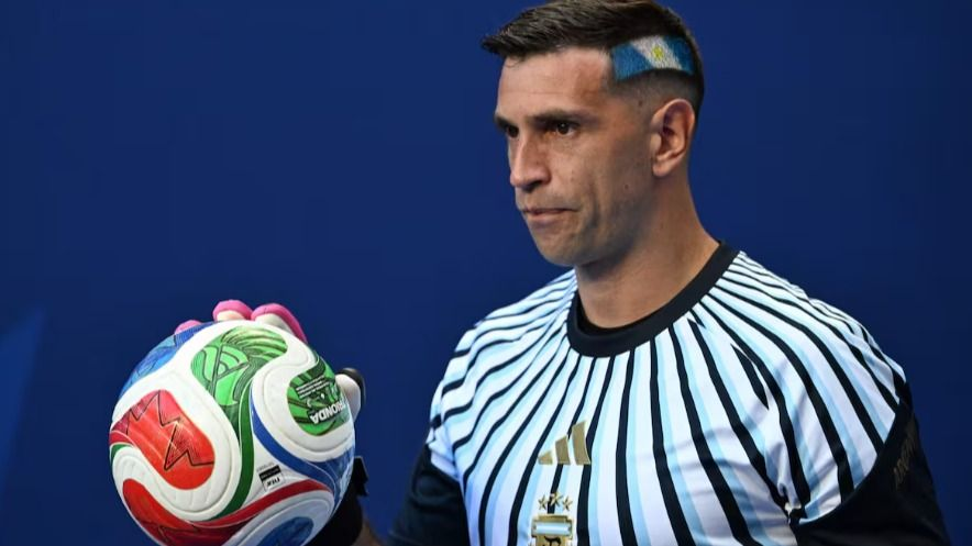 Dibu Martínez puede hacer historia en la semifinal frente a Inglaterra