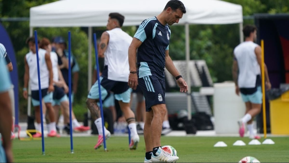 Scaloni mantiene el misterio y aún no define el 11 ante Inglaterra