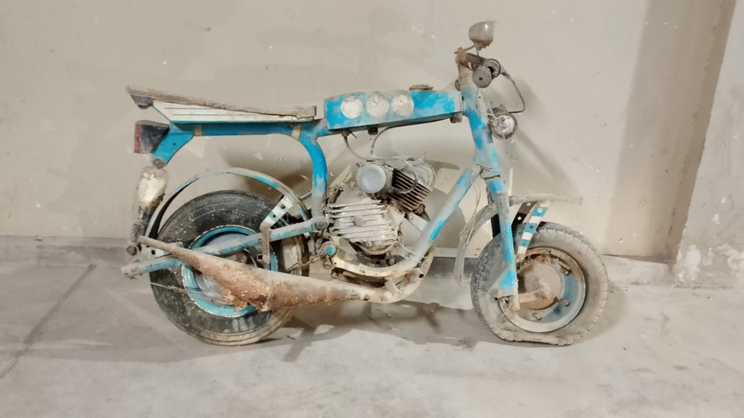 Recuperaron una moto de construcción "artesanal" abandonada por dos ladrones