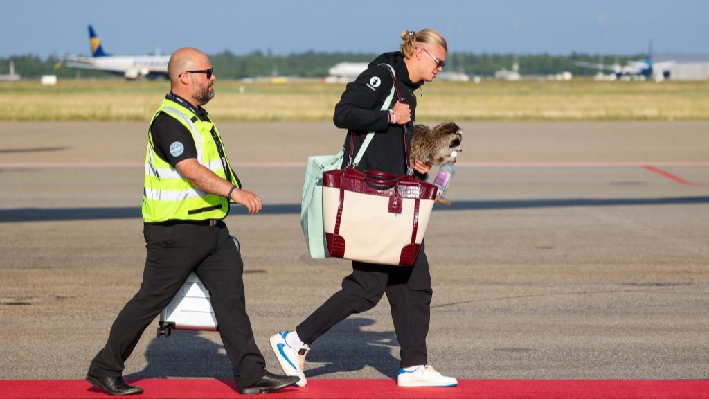 Haaland volvió a Noruega con un llamativo souvenir del Mundial 2026