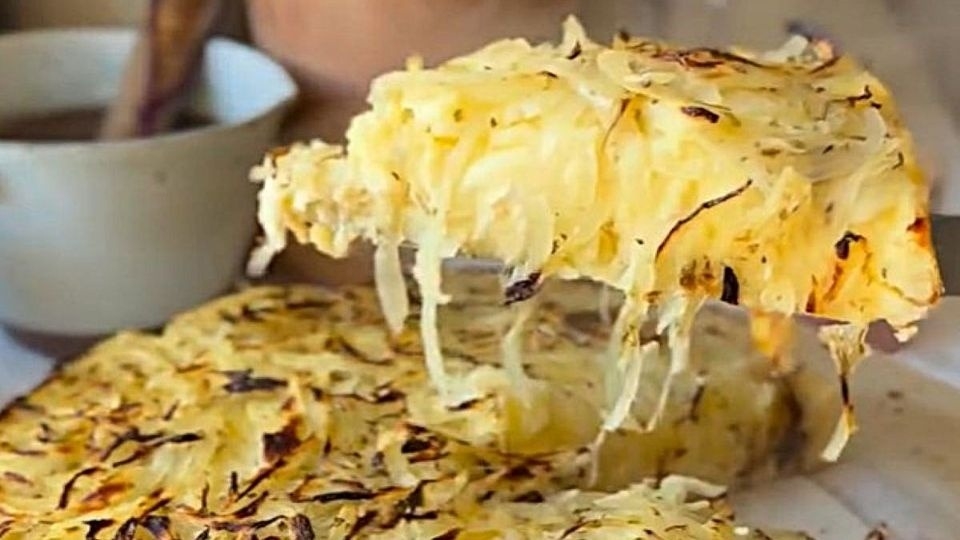 Cómo hacer la torta de papa y cebolla que es tendencia este invierno