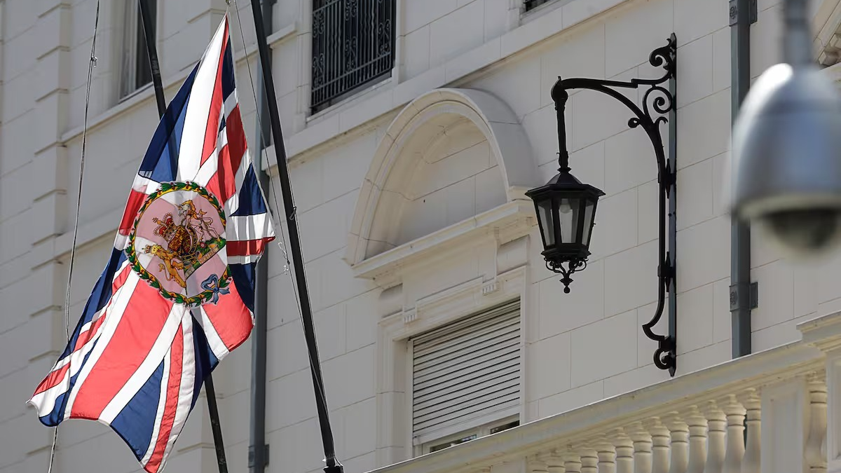 “El horno no está para bollos”: el mensaje de la embajada británica 