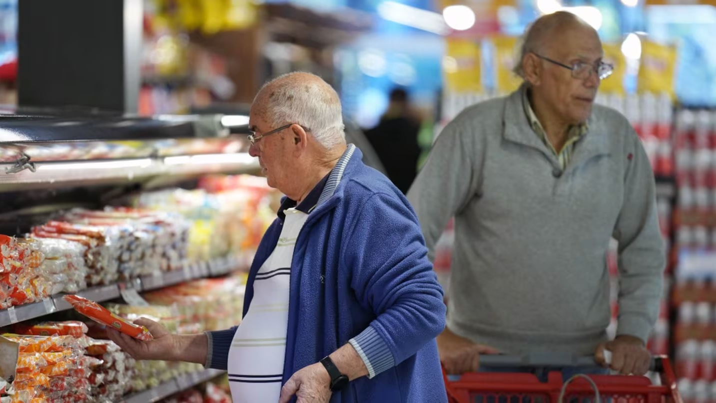 Jubilaciones y AUH aumentarán en agosto: cuánto se cobrará