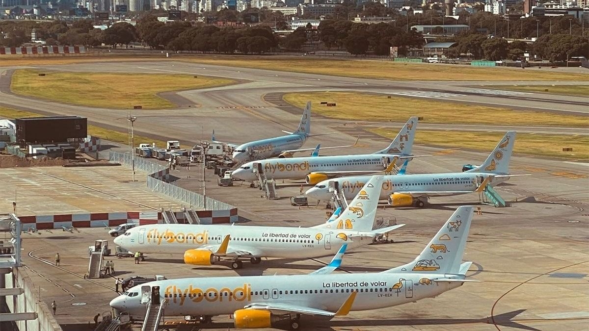 Flybondi sigue sin vuelos, con trabajadores suspendidos y no deja de vender pasajes