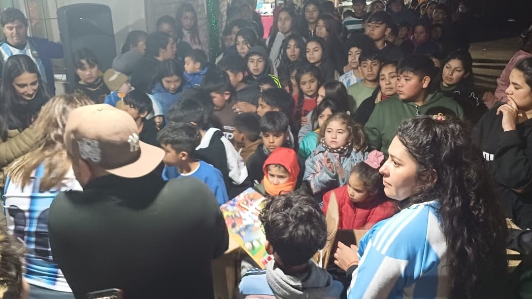 Peregrinos anónimos donaron álbumes y figuritas del Mundial a chicos sanjuaninos