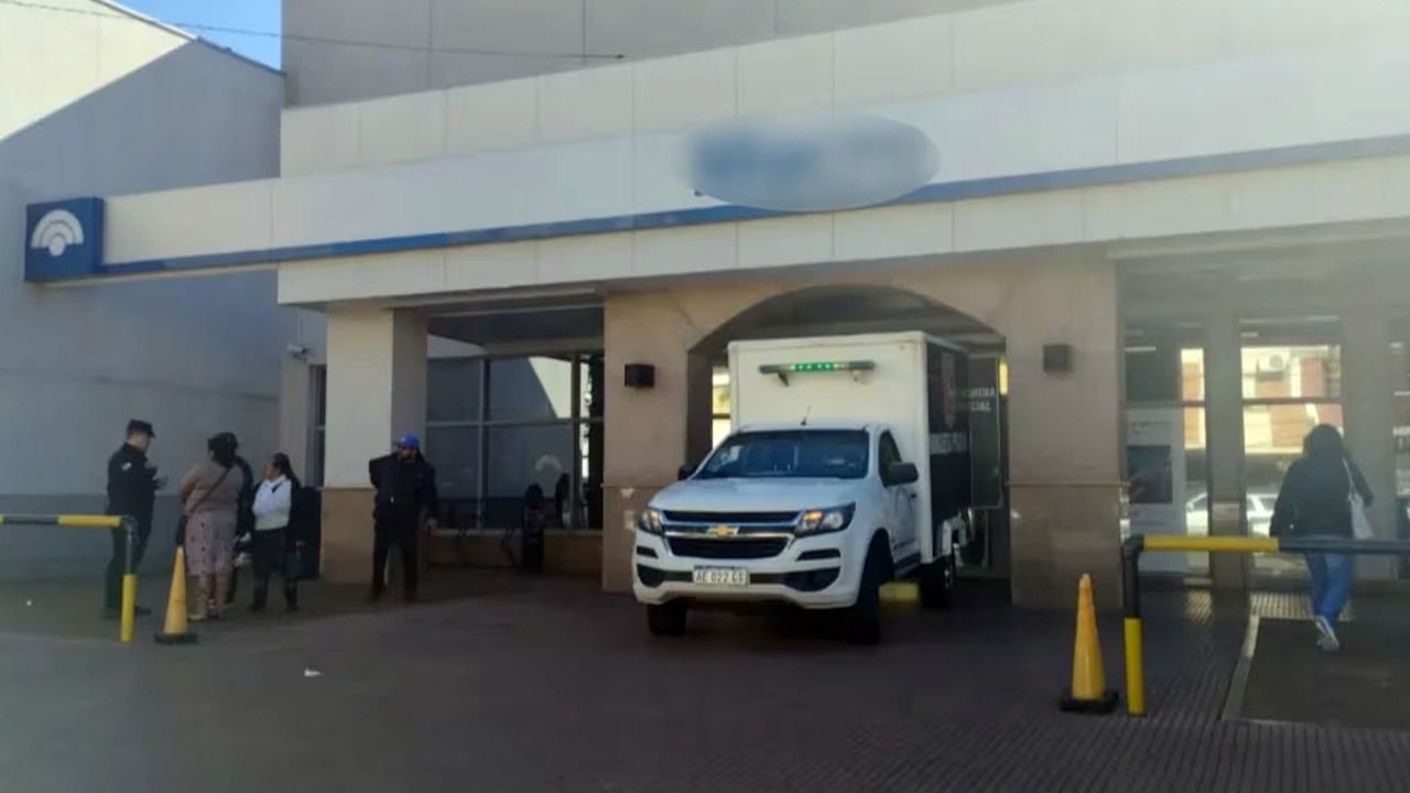 Un hombre murió atragantado con una chipa dentro de un banco