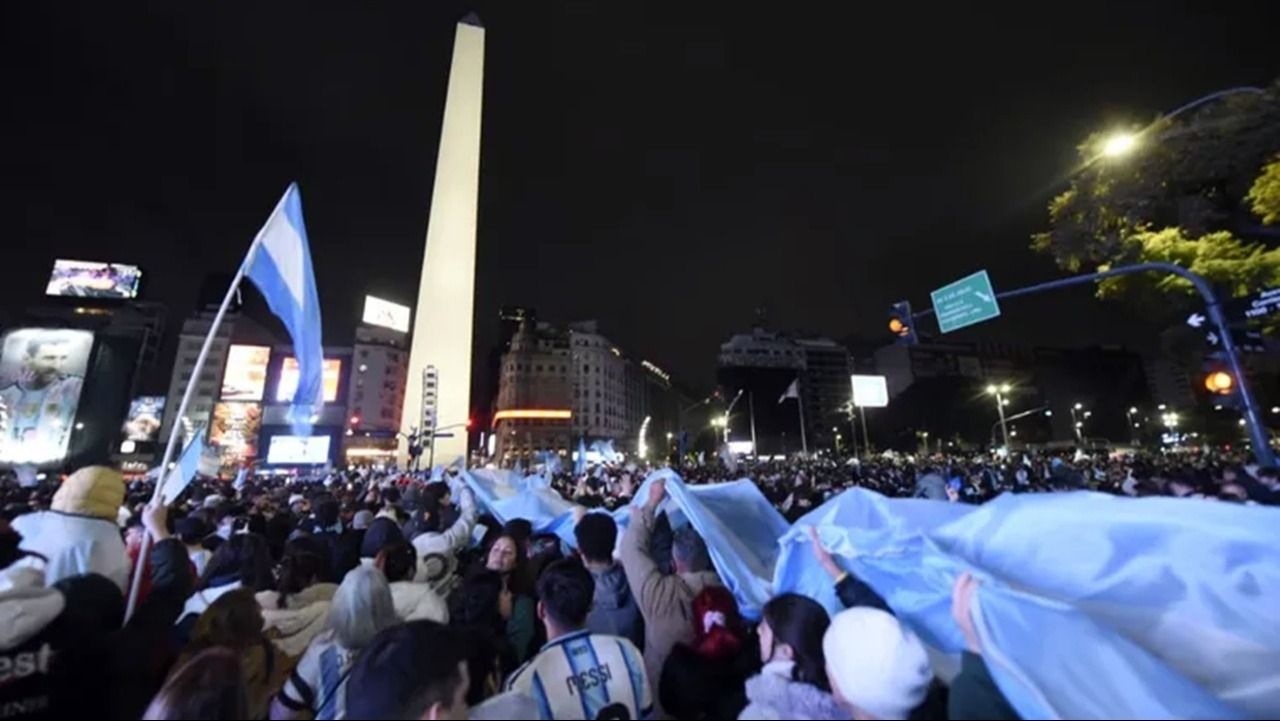 Desplegaron un megaoperativo de seguridad en el Obelisco por el partido de Argentina e Inglaterra