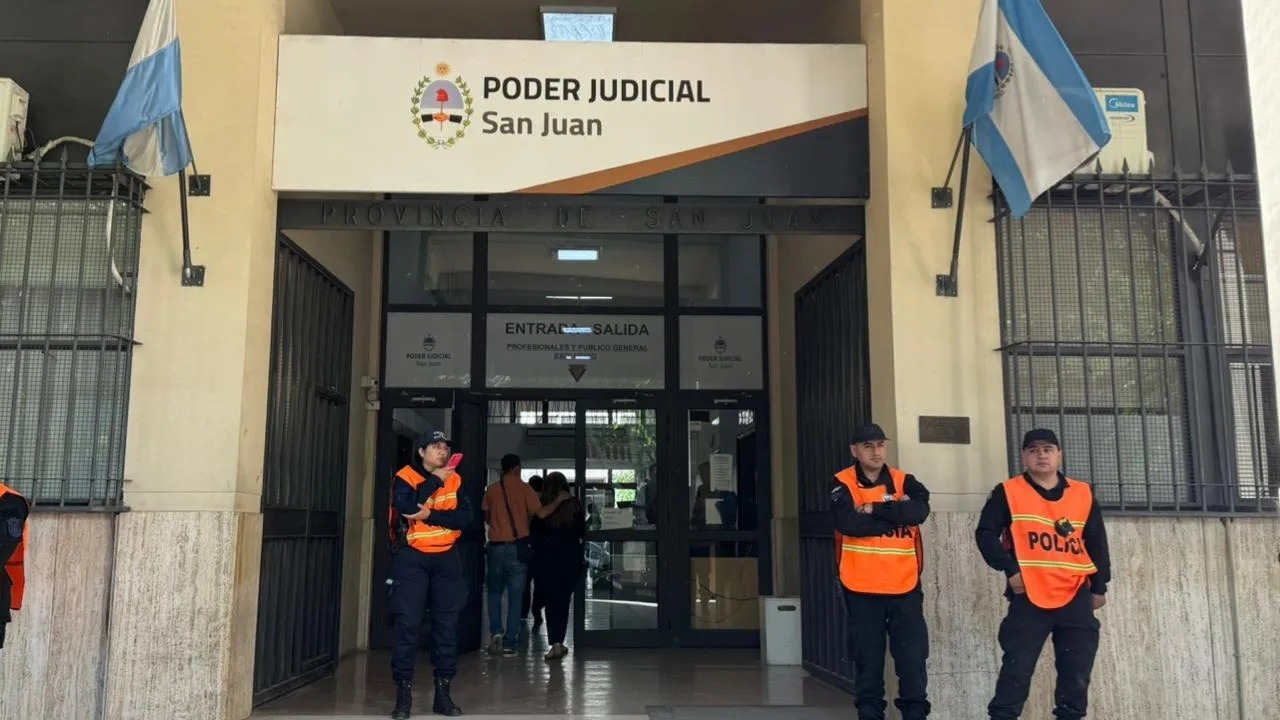 Acusan a un hombre de abusar a tres hijos de su novia y ella sigue con él