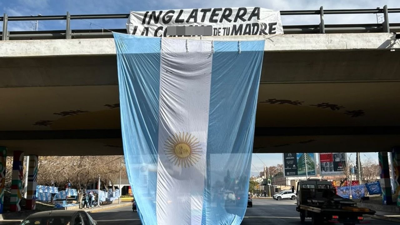 Colgaron una bandera gigante de Argentina y un mensaje a los ingleses en Circunvalación