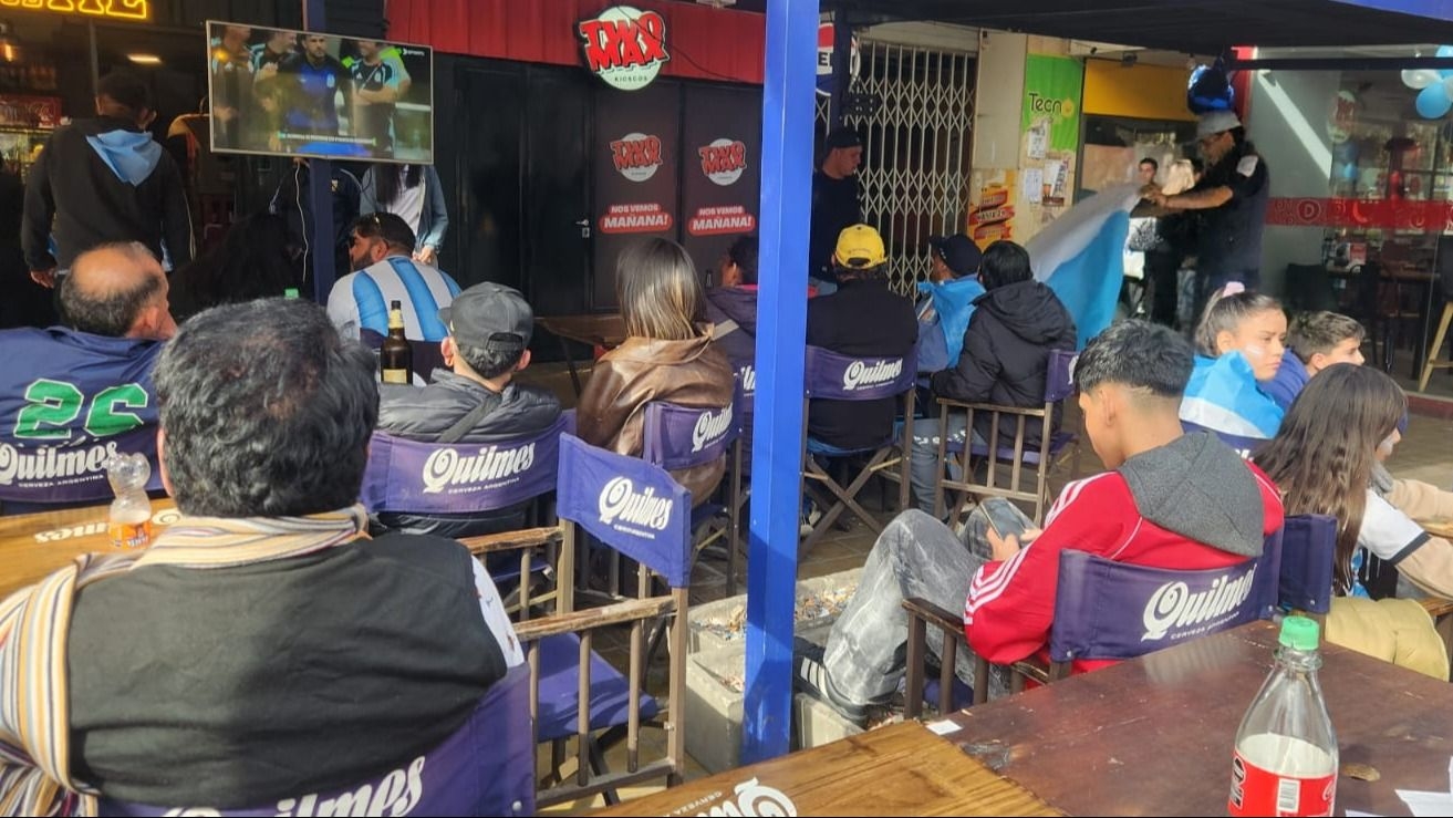 La pasión albiceleste copa los bares de San Juan por la semifinal