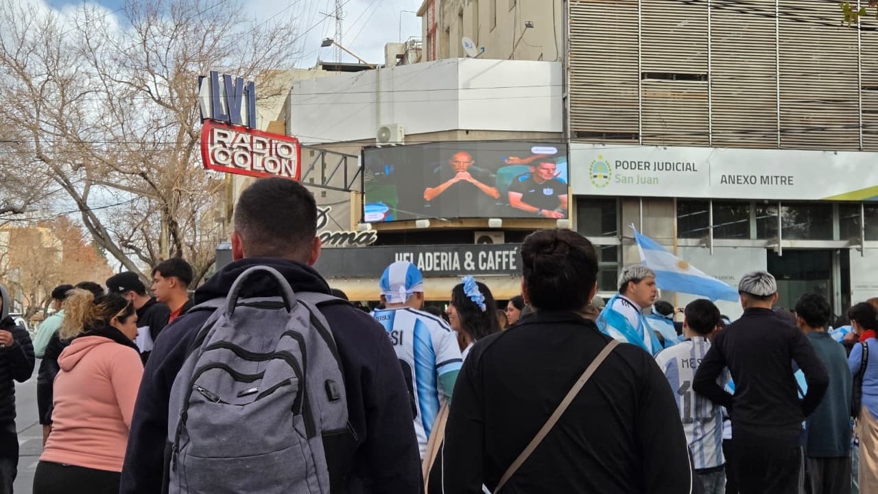 Sanjuaninos se convocaron en el microcentro para alentar a la Selección