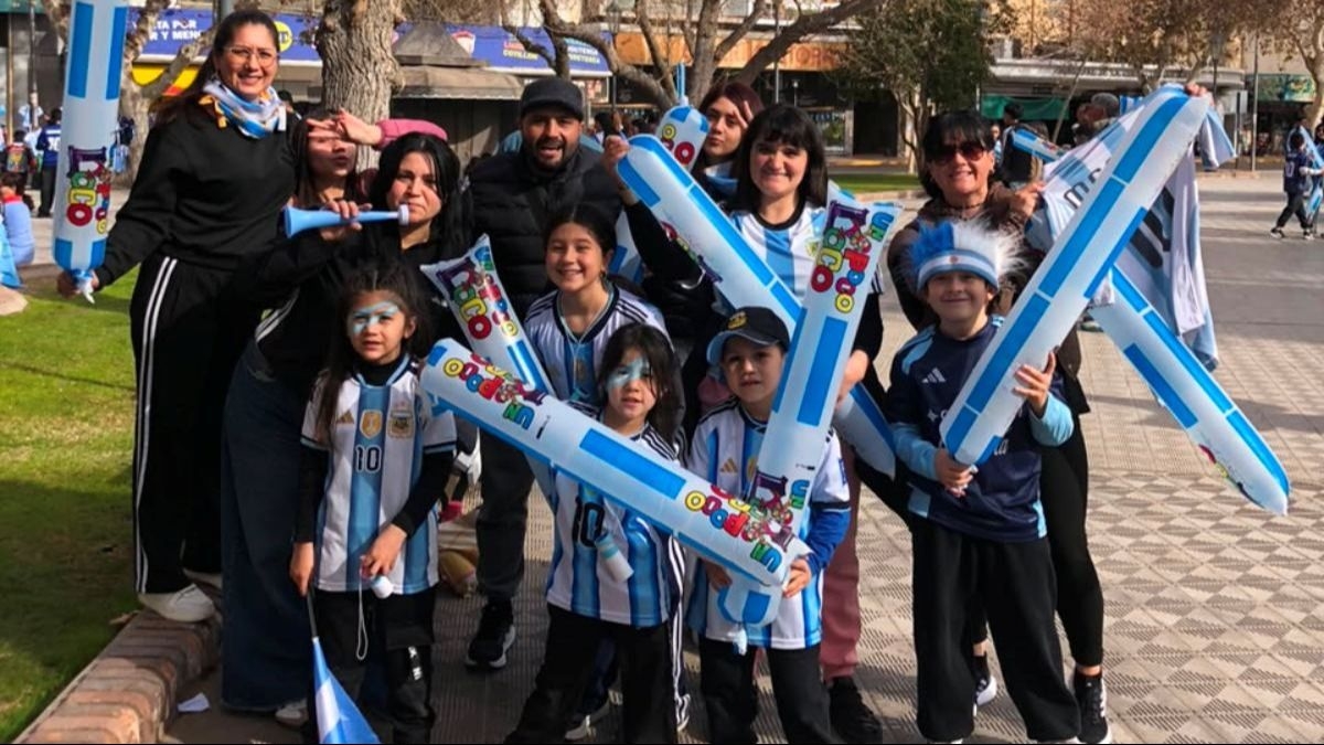 Buscate: los sanjuaninos alientan a la Argentina en la plaza 25