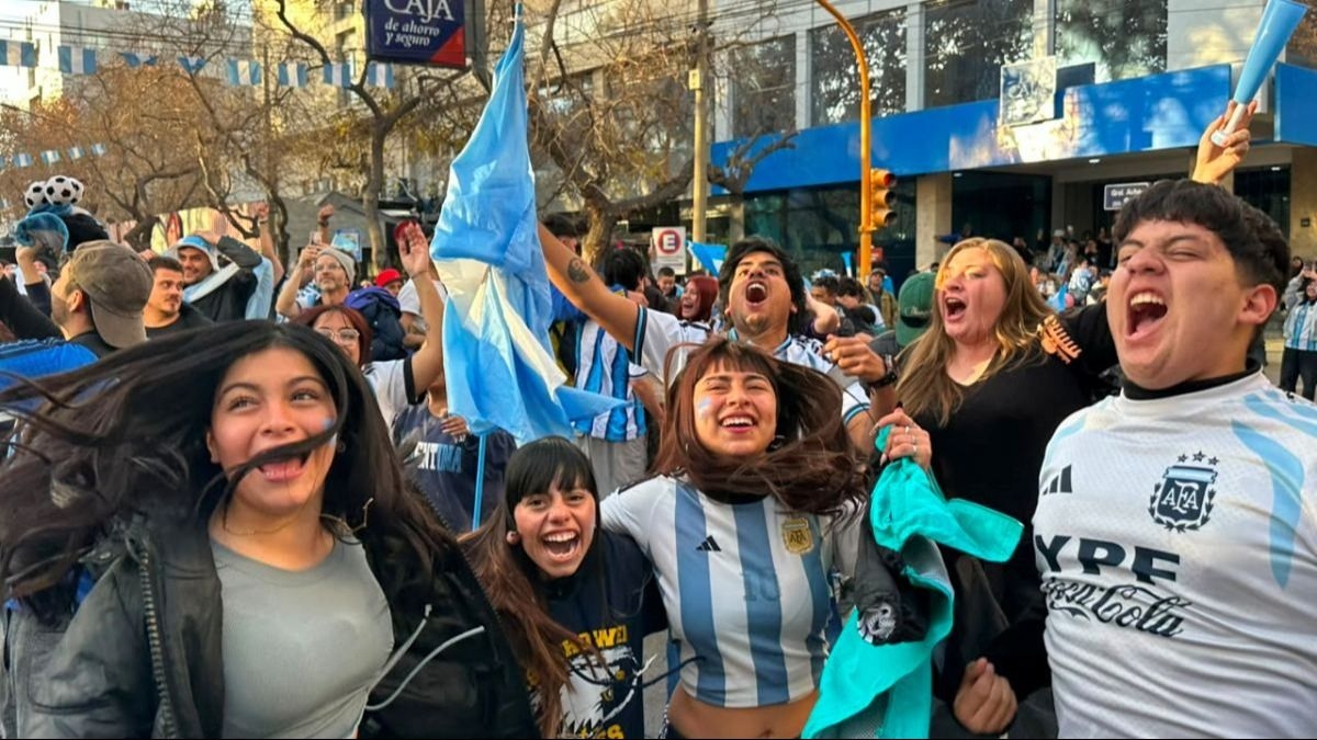 Gritos y lágrimas, pura felicidad: así explotó San Juan por Argentina