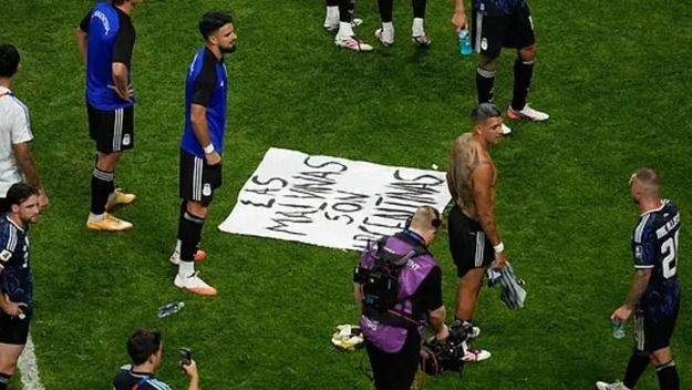 "Las Malvinas son argentinas": la bandera que marcó el festejo de la Selección