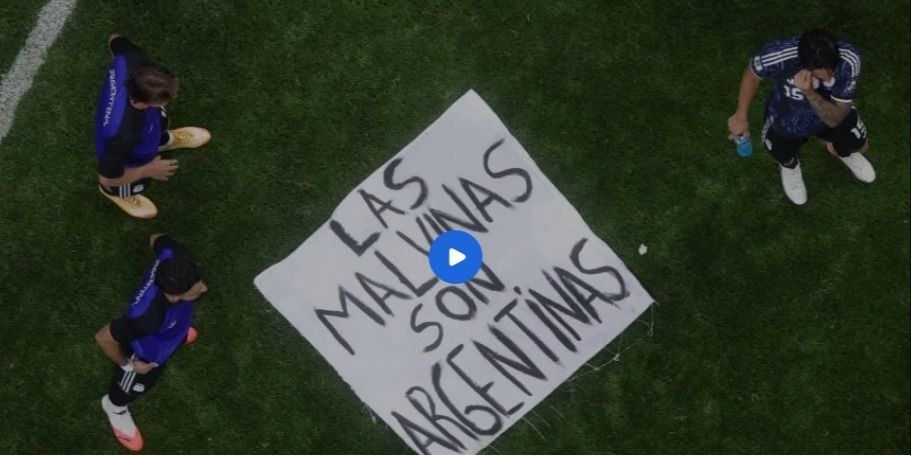 La bandera de Malvinas que exhibieron los jugadores argentinos tras vencer a Inglaterra