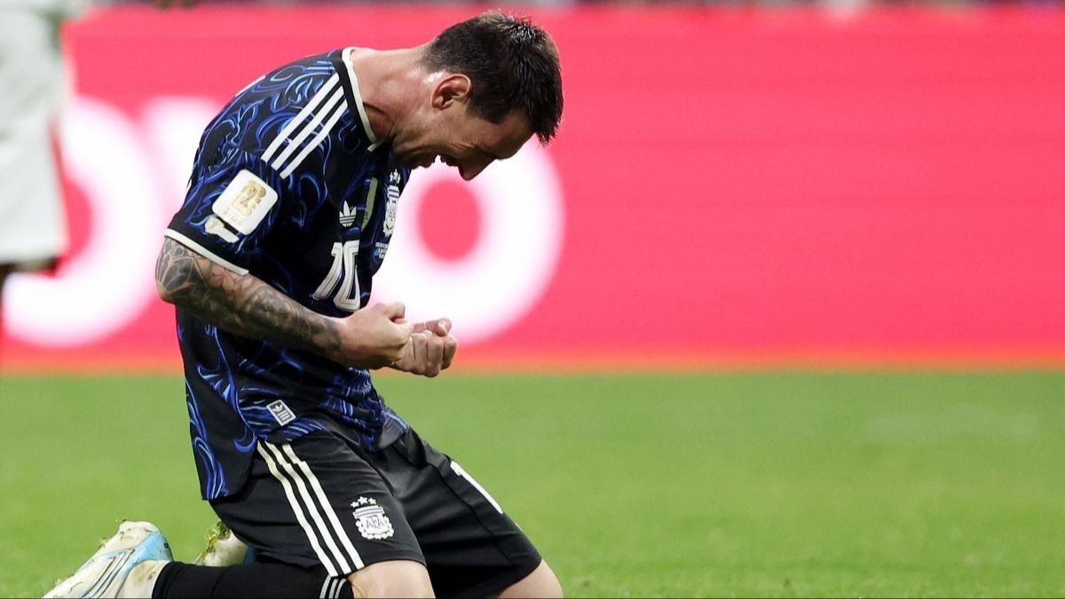 Messi festejó de rodillas entre lágrimas en el césped en un partido histórico